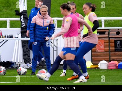 La manager anglaise Sarina Wiegman (à gauche) observe les joueurs lors d'une séance d'entraînement chez préparées George's Park, Burton upon Trent. Date de la photo : jeudi 4 avril 2024. Banque D'Images