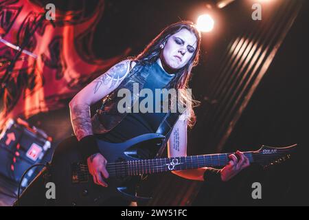 Aarhus, Danemark. 01St, avril 2024. Le groupe brésilien de death metal Crypta donne un concert au radar à Aarhus. Ici, la guitariste Taina Bergamaschi Lira est vue en direct sur scène. (Crédit photo : Gonzales photo - Rolf Meldgaard). Banque D'Images