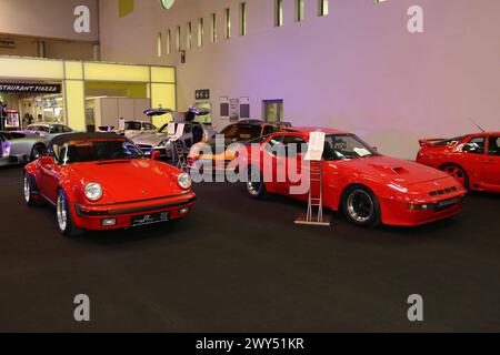 Porsche 911 Speedster Baujahr 1989, links und Porsche 924 Carrera GT Targa Baujahr 1981, 34. Techno Classica Essen 03. - 07.04.2024. Messe Essen, Siha, Oldtimer / klassische Autos / Autoausstellung, Oldtimermesse, Essen D. *** Porsche 911 Speedster année modèle 1989, à gauche et Porsche 924 Carrera GT Targa année modèle 1981 , 34 Techno Classica Essen 03 07 04 2024 Messe Essen, Siha, Oldtimer exposition de voitures classiques, foire de voitures classiques, Essen D. Banque D'Images