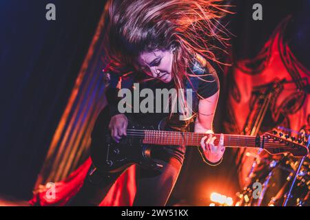 Aarhus, Danemark. 01St, avril 2024. Le groupe brésilien de death metal Crypta donne un concert au radar à Aarhus. Ici, la guitariste Jessica di Falchi est vue en direct sur scène. (Crédit photo : Gonzales photo - Rolf Meldgaard). Banque D'Images