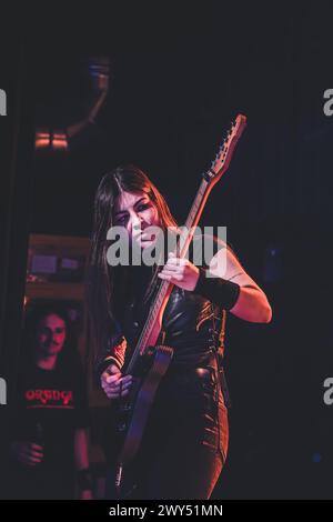 Aarhus, Danemark. 01St, avril 2024. Le groupe brésilien de death metal Crypta donne un concert au radar à Aarhus. Ici, la guitariste Jessica di Falchi est vue en direct sur scène. (Crédit photo : Gonzales photo - Rolf Meldgaard). Banque D'Images