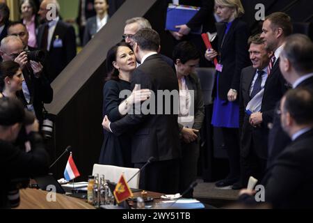 Annalena Baerbock, Bundesaussenministerin, und Dmytro Kuleba, Aussenminister der Ukraine, aufgenommen vor Beginn einer Sitzung des Nordatlantik-Ukraine-rats im format der Aussenministerinnen und Aussenminister der Vertragsstaaten und der Ukraine. Bruessel, 04.04.2024. Fotografiert im Auftrag des Auswaertigen AMTES. Bruessel Berlgien *** Annalena Baerbock, ministre fédéral des Affaires étrangères, et Dmytro Kuleba, ministre ukrainien des Affaires étrangères, photographiés avant le début d'une réunion du Conseil de l'Atlantique Nord de l'Ukraine en format des ministres des Affaires étrangères des États parties et de l'Ukraine Bruxelles, 04 0 Banque D'Images