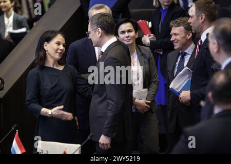 Annalena Baerbock, Bundesaussenministerin, und Dmytro Kuleba, Aussenminister der Ukraine, aufgenommen vor Beginn einer Sitzung des Nordatlantik-Ukraine-rats im format der Aussenministerinnen und Aussenminister der Vertragsstaaten und der Ukraine. Bruessel, 04.04.2024. Fotografiert im Auftrag des Auswaertigen AMTES. Bruessel Berlgien *** Annalena Baerbock, ministre fédéral des Affaires étrangères, et Dmytro Kuleba, ministre ukrainien des Affaires étrangères, photographiés avant le début d'une réunion du Conseil de l'Atlantique Nord de l'Ukraine en format des ministres des Affaires étrangères des États parties et de l'Ukraine Bruxelles, 04 0 Banque D'Images