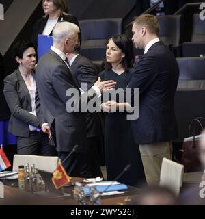 Krisjanis Karins, Aussenminister von Lettland, Annalena Baerbock, Bundesaussenministerin, im gespraech mit Gabrielius Landsbergis, Aussenminister von Litauen, vor Beginn einer Sitzung des Nordatlantik-Ukraine-rats im format der Aussenministerinnen und Aussenminister der Vertragsstaaten und der Ukraine. Bruessel, 04.04.2024. Fotografiert im Auftrag des Auswaertigen AMTES. Bruessel Berlgien *** G R Krisjanis Karins, ministre letton des Affaires étrangères, Annalena Baerbock, ministre fédéral des Affaires étrangères, en conversation avec Gabrielius Landsbergis, ministre lituanien des Affaires étrangères, avant le début d'une réunion Banque D'Images