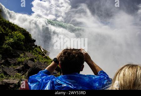 Touristes regardant et prenant des photos des chutes américaines à Niagara Falls New York. Banque D'Images