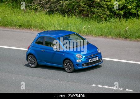 2007 Blue Fiat 500 S petite famille, voiture de ville à hayon trois portes à moteur sur l'autoroute M6, Royaume-Uni Banque D'Images