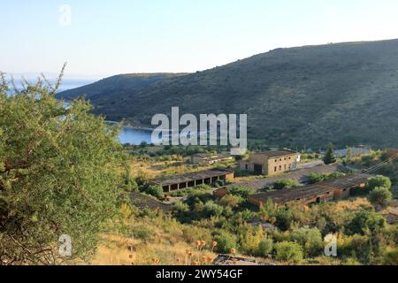 La base navale abandonnée avec un abri sous-marin près de Porto Palerme en Albanie Banque D'Images