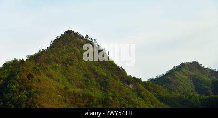 Corée du Nord. Paysages incroyables. Montagnes couvertes d'arbres au coucher du soleil Banque D'Images