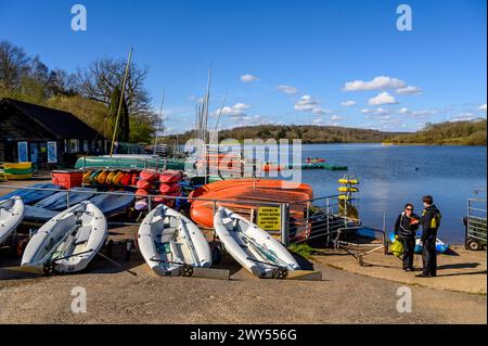 Voiliers, kayaks et canoës entreposés sur terre au centre d'activités Ardingly près du réservoir dans le Sussex de l'Ouest, en Angleterre. Banque D'Images