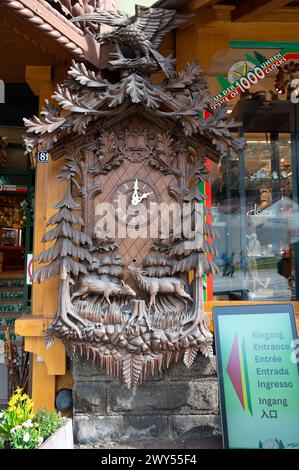 Horloges à coucou dans un magasin de la Forêt Noire, lac Titisee Neustadt en Allemagne, artisanat traditionnel, sculpture sur bois vintage, 30.03.2024 Banque D'Images