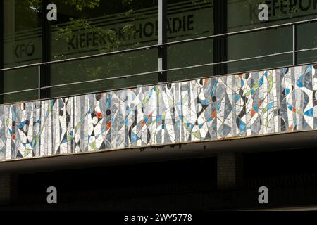 Krefeld, Ostwall 70-75, Geschäftshaus mit reliefs an den Balkonbrüstungen von Curth Georg Becker. Erbaut 1957 von Karl Nothelfer Banque D'Images