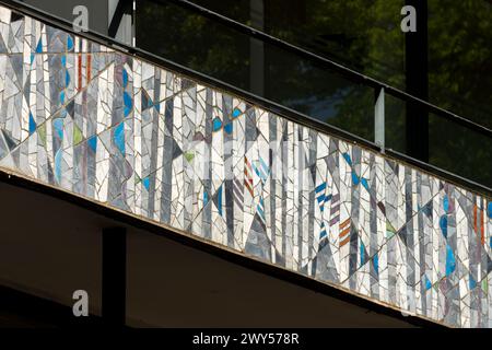 Krefeld, Ostwall 70-75, Geschäftshaus mit reliefs an den Balkonbrüstungen von Curth Georg Becker. Erbaut 1957 von Karl Nothelfer Banque D'Images