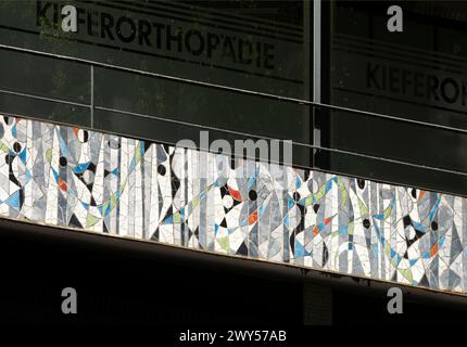 Krefeld, Ostwall 70-75, Geschäftshaus mit reliefs an den Balkonbrüstungen von Curth Georg Becker. Erbaut 1957 von Karl Nothelfer Banque D'Images