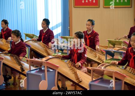 Pyongyang, Corée du Nord - 2 mai 2019 : le palais des enfants de l'école Mangyongdae. Établissement d'enseignement extrascolaire à Pyongyang. Filles en musique Banque D'Images