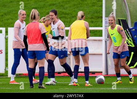 Les anglaises Millie Turner (à gauche), Lotte Wubben-Moy et Rachel Daly lors d'une séance d'entraînement à préparé George's Park, Burton upon Trent. Date de la photo : jeudi 4 avril 2024. Banque D'Images