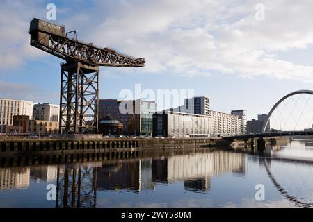 Glasgow Ecosse : 13 février 2024 : Finnieston Crane et l'Arc de Clyde un matin ensoleillé d'heure dorée. Rives de la rivière Clyde Banque D'Images