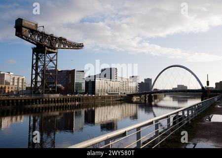 Glasgow Ecosse : 13 février 2024 : Finnieston Crane et l'Arc de Clyde un matin ensoleillé d'heure dorée. Rives de la rivière Clyde Banque D'Images