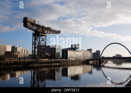 Glasgow Ecosse : 13 février 2024 : Finnieston Crane et l'Arc de Clyde un matin ensoleillé d'heure dorée. Rives de la rivière Clyde Banque D'Images