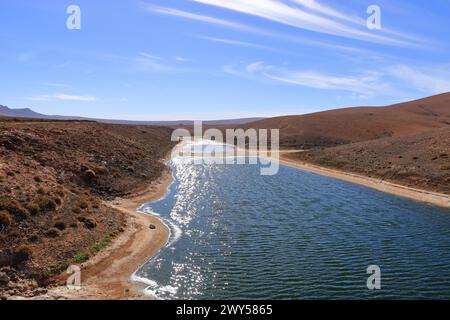 Embalse de los Molinos, Fuerteventura, Îles Canaries : faible niveau d'eau dans l'ancien réservoir Banque D'Images