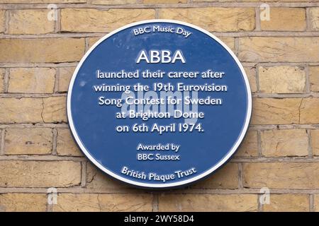 Brighton Dome, ville de Brighton & Hove, East Sussex, Royaume-Uni. Il s’agit du dévoilement d’une plaque célébrant le 50e anniversaire de la victoire d’Abba au concours Eurovision de la chanson en 1974. Ici, sur cette photo, la plaque dédiée au groupe devant le Brighton Dome Theatre. 4 avril 2024. David Smith/Alamy en direct Banque D'Images