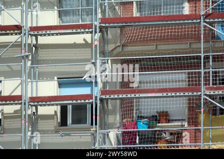 Bâtiment en rénovation, avec échafaudage visible et filets de sécurité, idéal pour la construction et la rénovation. Banque D'Images