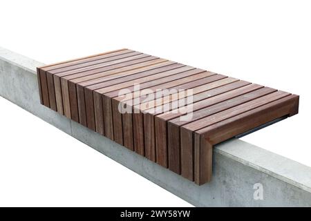 Banc en bois moderne sur mur de béton. Isolé sur blanc Banque D'Images