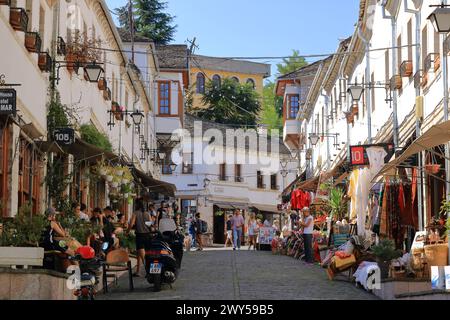 16 septembre 2023 - Gjirokastra en Albanie : les gens apprécient le centre-ville de la ville Banque D'Images