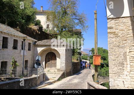 16 septembre 2023 - Gjirokastra en Albanie : les gens apprécient le centre-ville de la ville Banque D'Images