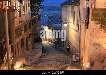 16 septembre 2023 - Gjirokastra en Albanie : les gens apprécient le centre-ville de la ville Banque D'Images