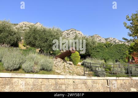 22 septembre 2023 - Kruja en Albanie : ruines de la mosquée Fatih Sultan Mehmet sur le terrain du château de Kruja Banque D'Images