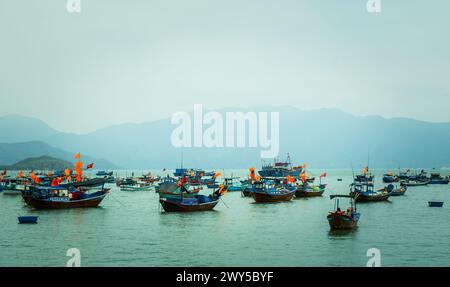 Bateaux de pêche dans la mer de Chine méridionale de Nha Trang Vietnam. Bateaux de pêche dans la marina de Nha Trang, Vietnam. Mars-4,20024 Banque D'Images