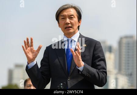 Séoul, Corée du Sud. 04th Apr, 2024. CHO Kuk, chef du Parti reconstruire la Corée, prend la parole lors d'un rassemblement de campagne pour les prochaines élections législatives à Séoul. Les Sud-Coréens se rendront aux urnes le 10 avril pour les élections législatives nationales. Crédit : SOPA images Limited/Alamy Live News Banque D'Images