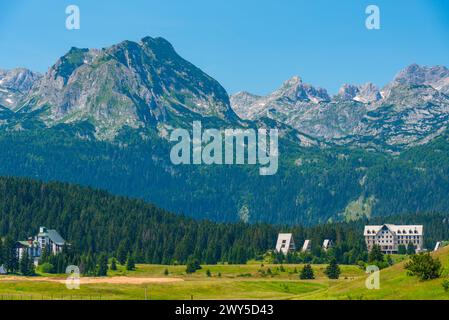 Sommets du parc national de Durmitor vus derrière une prairie, Monténégro Banque D'Images