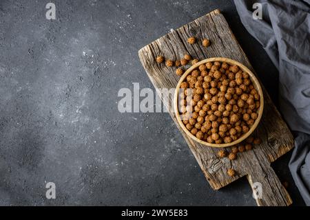 Pois chiches enrobés de sésame avec miel et mélasse, noix turque traditionnelle, leblebi Banque D'Images