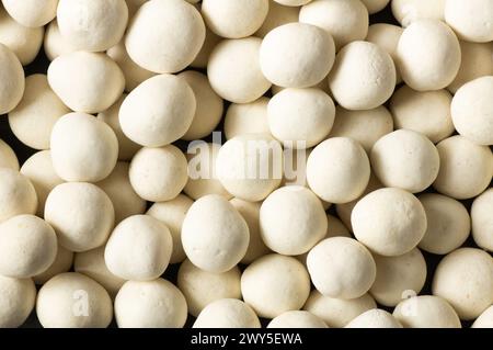 Cacahuètes recouvertes de soja blanc avec sauce dans un bol en bois, noix enrobée turque traditionnelle Banque D'Images