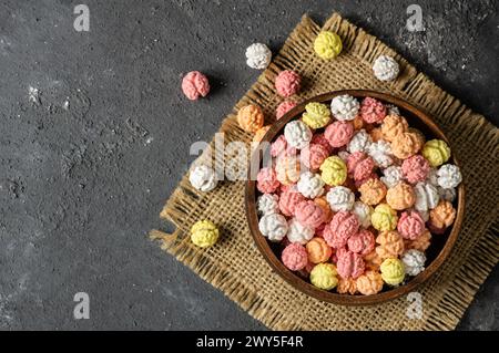 Pois chiches rôtis enrobés de sucre coloré, noix traditionnelles turques, petites confiseries rondes Banque D'Images