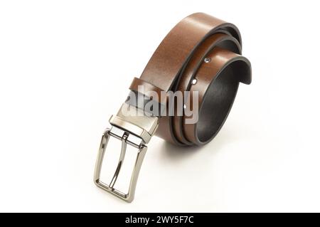 Pantalon en tissu faux cuir ceinture noire et marron isolé sur fond blanc, style mode Banque D'Images
