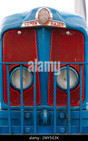 Vue avant de la calandre d'un vieux tracteur Super Major peint en rouge et bleu Banque D'Images