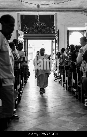 Salvador, Bahia, Brésil - 12 mai 2019 : des fidèles catholiques sont vus pendant la messe à l'église Rosario dos Pretos à Pelourinho, le centre historique de Banque D'Images