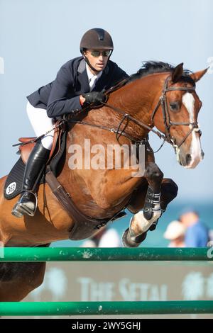 Les cavaliers et leurs chevaux participent à la Longines Global Champions League à Miami Beach, Floride, États-Unis. Banque D'Images