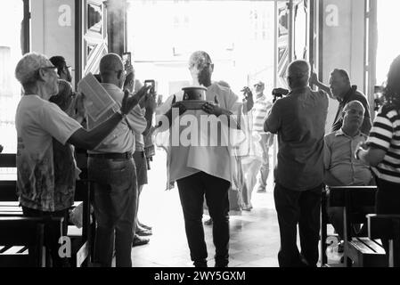 Salvador, Bahia, Brésil - 12 mai 2019 : des fidèles catholiques sont vus pendant la messe à l'église Rosario dos Pretos à Pelourinho, le centre historique de Banque D'Images