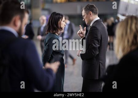 L-R Annalena Baerbock, Bundesaussenministerin, und Dmytro Kuleba, Aussenminister der Ukraine, aufgenommen am Rande einer gemeinsamen Sitzung des Nordatlantik-Ukraine-rats im format der Aussenministerinnen und Aussenminister der Vertragsstaaten und der Ukraine. Bruessel, 04.04.2024. Fotografiert im Auftrag des Auswaertigen AMTES. Bruessel Berlgien *** L. R. Annalena Baerbock, ministre fédéral des Affaires étrangères, et Dmytro Kuleba, ministre des Affaires étrangères de l'Ukraine, photographiés en marge d'une réunion conjointe du Conseil de l'Atlantique Nord de l'Ukraine en format des ministres des Affaires étrangères des États parties an Banque D'Images