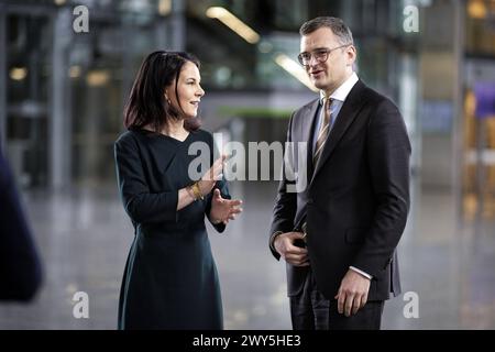 L-R Annalena Baerbock, Bundesaussenministerin, und Dmytro Kuleba, Aussenminister der Ukraine, aufgenommen am Rande einer gemeinsamen Sitzung des Nordatlantik-Ukraine-rats im format der Aussenministerinnen und Aussenminister der Vertragsstaaten und der Ukraine. Bruessel, 04.04.2024. Fotografiert im Auftrag des Auswaertigen AMTES. Bruessel Berlgien *** L. R. Annalena Baerbock, ministre fédéral des Affaires étrangères, et Dmytro Kuleba, ministre des Affaires étrangères de l'Ukraine, photographiés en marge d'une réunion conjointe du Conseil de l'Atlantique Nord de l'Ukraine en format des ministres des Affaires étrangères des États parties an Banque D'Images