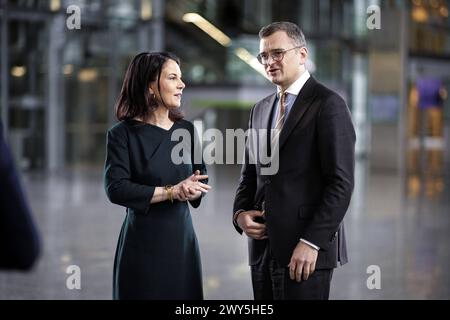 L-R Annalena Baerbock, Bundesaussenministerin, und Dmytro Kuleba, Aussenminister der Ukraine, aufgenommen am Rande einer gemeinsamen Sitzung des Nordatlantik-Ukraine-rats im format der Aussenministerinnen und Aussenminister der Vertragsstaaten und der Ukraine. Bruessel, 04.04.2024. Fotografiert im Auftrag des Auswaertigen AMTES. Bruessel Berlgien *** L. R. Annalena Baerbock, ministre fédéral des Affaires étrangères, et Dmytro Kuleba, ministre des Affaires étrangères de l'Ukraine, photographiés en marge d'une réunion conjointe du Conseil de l'Atlantique Nord de l'Ukraine en format des ministres des Affaires étrangères des États parties an Banque D'Images