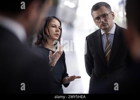 L-R Annalena Baerbock, Bundesaussenministerin, und Dmytro Kuleba, Aussenminister der Ukraine, aufgenommen am Rande einer gemeinsamen Sitzung des Nordatlantik-Ukraine-rats im format der Aussenministerinnen und Aussenminister der Vertragsstaaten und der Ukraine. Bruessel, 04.04.2024. Fotografiert im Auftrag des Auswaertigen AMTES. Bruessel Berlgien *** L. R. Annalena Baerbock, ministre fédéral des Affaires étrangères, et Dmytro Kuleba, ministre des Affaires étrangères de l'Ukraine, photographiés en marge d'une réunion conjointe du Conseil de l'Atlantique Nord de l'Ukraine en format des ministres des Affaires étrangères des États parties an Banque D'Images