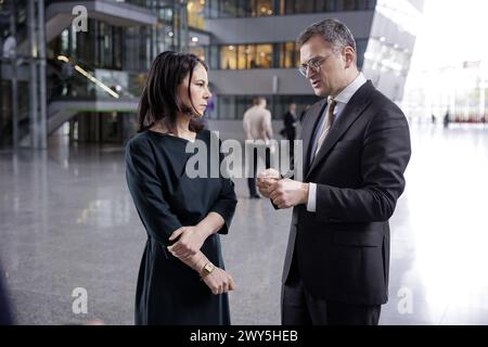 L-R Annalena Baerbock, Bundesaussenministerin, und Dmytro Kuleba, Aussenminister der Ukraine, aufgenommen am Rande einer gemeinsamen Sitzung des Nordatlantik-Ukraine-rats im format der Aussenministerinnen und Aussenminister der Vertragsstaaten und der Ukraine. Bruessel, 04.04.2024. Fotografiert im Auftrag des Auswaertigen AMTES. Bruessel Berlgien *** L. R. Annalena Baerbock, ministre fédéral des Affaires étrangères, et Dmytro Kuleba, ministre des Affaires étrangères de l'Ukraine, photographiés en marge d'une réunion conjointe du Conseil de l'Atlantique Nord de l'Ukraine en format des ministres des Affaires étrangères des États parties an Banque D'Images