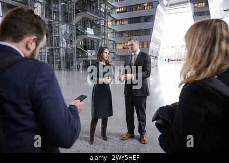 L-R Annalena Baerbock, Bundesaussenministerin, und Dmytro Kuleba, Aussenminister der Ukraine, aufgenommen am Rande einer gemeinsamen Sitzung des Nordatlantik-Ukraine-rats im format der Aussenministerinnen und Aussenminister der Vertragsstaaten und der Ukraine. Bruessel, 04.04.2024. Fotografiert im Auftrag des Auswaertigen AMTES. Bruessel Berlgien *** L. R. Annalena Baerbock, ministre fédéral des Affaires étrangères, et Dmytro Kuleba, ministre des Affaires étrangères de l'Ukraine, photographiés en marge d'une réunion conjointe du Conseil de l'Atlantique Nord de l'Ukraine en format des ministres des Affaires étrangères des États parties an Banque D'Images