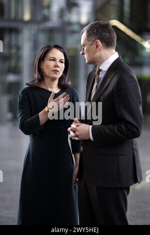 L-R Annalena Baerbock, Bundesaussenministerin, und Dmytro Kuleba, Aussenminister der Ukraine, aufgenommen am Rande einer gemeinsamen Sitzung des Nordatlantik-Ukraine-rats im format der Aussenministerinnen und Aussenminister der Vertragsstaaten und der Ukraine. Bruessel, 04.04.2024. Fotografiert im Auftrag des Auswaertigen AMTES. Bruessel Berlgien *** L. R. Annalena Baerbock, ministre fédéral des Affaires étrangères, et Dmytro Kuleba, ministre des Affaires étrangères de l'Ukraine, photographiés en marge d'une réunion conjointe du Conseil de l'Atlantique Nord de l'Ukraine en format des ministres des Affaires étrangères des États parties an Banque D'Images