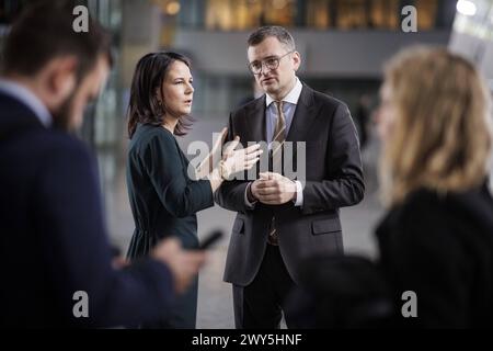 L-R Annalena Baerbock, Bundesaussenministerin, und Dmytro Kuleba, Aussenminister der Ukraine, aufgenommen am Rande einer gemeinsamen Sitzung des Nordatlantik-Ukraine-rats im format der Aussenministerinnen und Aussenminister der Vertragsstaaten und der Ukraine. Bruessel, 04.04.2024. Fotografiert im Auftrag des Auswaertigen AMTES. Bruessel Berlgien *** L. R. Annalena Baerbock, ministre fédéral des Affaires étrangères, et Dmytro Kuleba, ministre des Affaires étrangères de l'Ukraine, photographiés en marge d'une réunion conjointe du Conseil de l'Atlantique Nord de l'Ukraine en format des ministres des Affaires étrangères des États parties an Banque D'Images