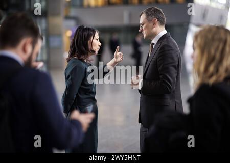 L-R Annalena Baerbock, Bundesaussenministerin, und Dmytro Kuleba, Aussenminister der Ukraine, aufgenommen am Rande einer gemeinsamen Sitzung des Nordatlantik-Ukraine-rats im format der Aussenministerinnen und Aussenminister der Vertragsstaaten und der Ukraine. Bruessel, 04.04.2024. Fotografiert im Auftrag des Auswaertigen AMTES. Bruessel Berlgien *** L. R. Annalena Baerbock, ministre fédéral des Affaires étrangères, et Dmytro Kuleba, ministre des Affaires étrangères de l'Ukraine, photographiés en marge d'une réunion conjointe du Conseil de l'Atlantique Nord de l'Ukraine en format des ministres des Affaires étrangères des États parties an Banque D'Images